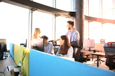 Genç meslektaşları süre harcamak zaman ofiste çalışan akıllı rahat kıyafet.