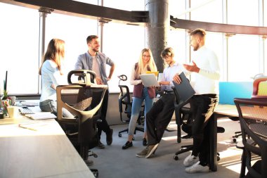 Genç meslektaşları süre harcamak zaman ofiste çalışan akıllı rahat kıyafet.