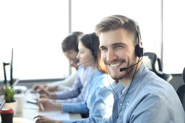 Ritratto di operatore del call center accompagnato dalla sua squadra. Operatore di assistenza clienti sorridente al lavoro. — Foto Stock