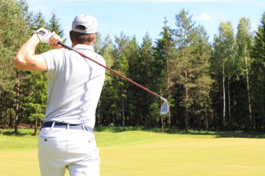 Güneşli bir günde golf sahasına demirle yaklaşıyoruz..