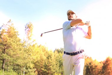 Golfçü yaz tatilinde golf sahasında golf sahasını vuruyor..