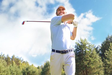 Golfçü yaz tatilinde golf sahasında golf sahasını vuruyor..