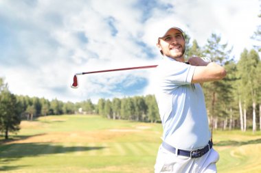 Golfçü yaz tatilinde golf sahasında golf sahasını vuruyor..