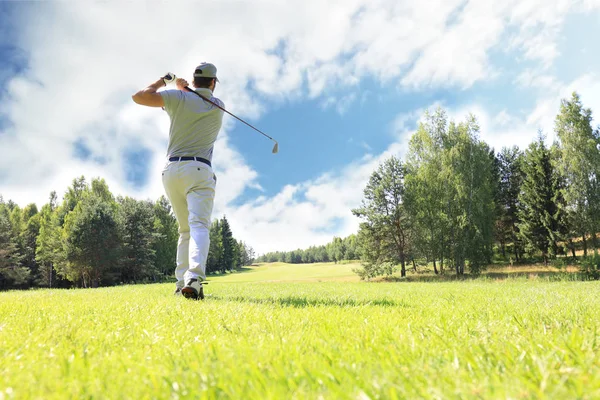Полная длина игрока в гольф в солнечный день. Профессиональный гольфист на поле для гольфа . — стоковое фото
