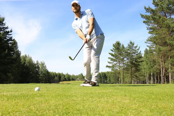 Golf kulübünde golf oynayan atletik genç adam. — Stok fotoğraf