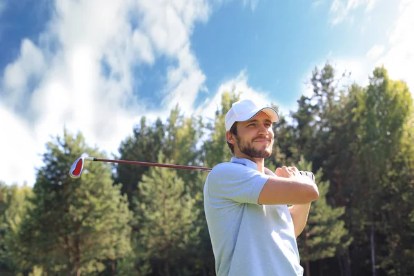 Golfçü, kulüp binasına doğru bir atış yaptı.. — Stok fotoğraf