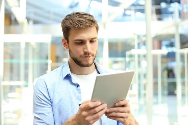 Zakenman met zijn tablet op kantoor. — Stockfoto