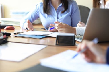 Şirketin çalışmalarında kaydedilen ilerlemeyi gösteren mali rakamları analiz eden bir iş danışmanı.