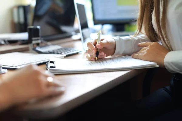 Assessor de negócios analisando números financeiros que denotam o progresso no trabalho da empresa. — Fotografia de Stock