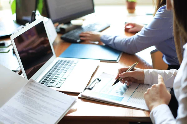 Pracownicy biznesowi omawiający nowy plan finansowy wykres danych na stole biurowym z laptopem i cyfrowym tabletem. — Zdjęcie stockowe
