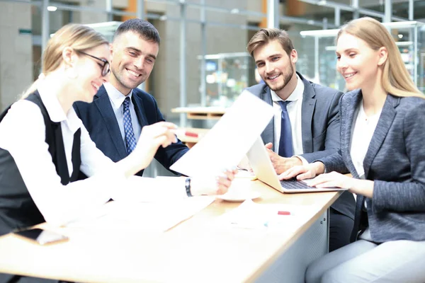 Grupo de parceiros de negócios discutindo ideias e planejando o trabalho no escritório. — Fotografia de Stock