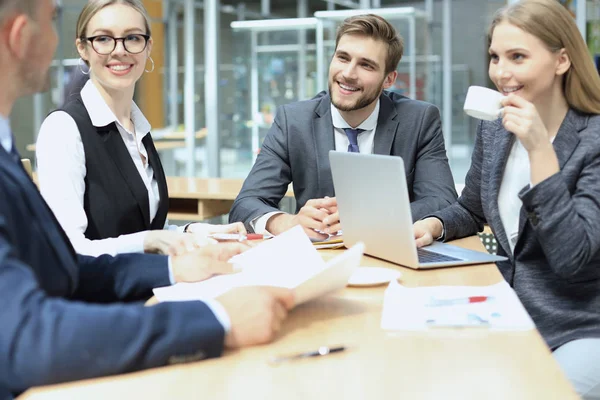 Groep zakenpartners bespreekt ideeën en planningswerkzaamheden in functie. — Stockfoto