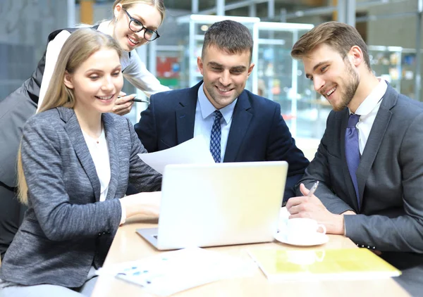 Beeld van zakenpartners die documenten en ideeën bespreken tijdens vergaderingen. — Stockfoto