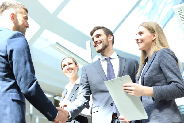 Empresários apertando as mãos, terminando uma reunião. — Fotografia de Stock