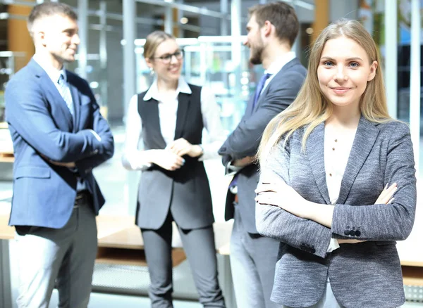 Rostro de mujer hermosa en el fondo de la gente de negocios . — Foto de Stock