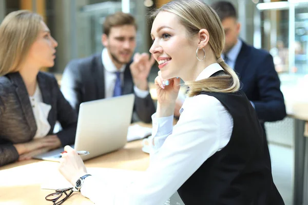 Ansikte av vacker kvinna på bakgrund av affärsmän. — Stockfoto