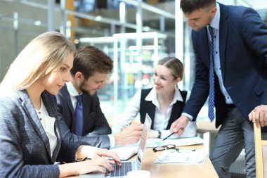 iş arkadaşları yeni fırsatlar tartışıyor. insan ve teknoloji.