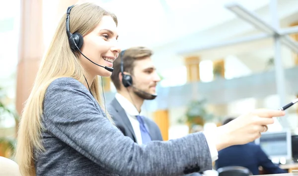 Vrouwelijke klantenservice operator met headset en glimlach. — Stockfoto