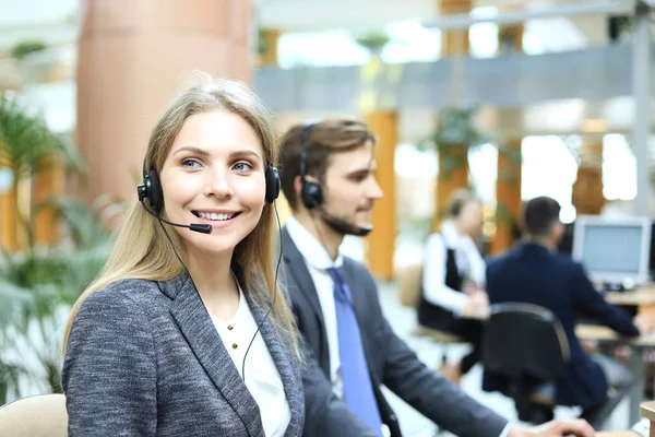 Vrouwelijke klantenservice operator met headset en glimlach. — Stockfoto