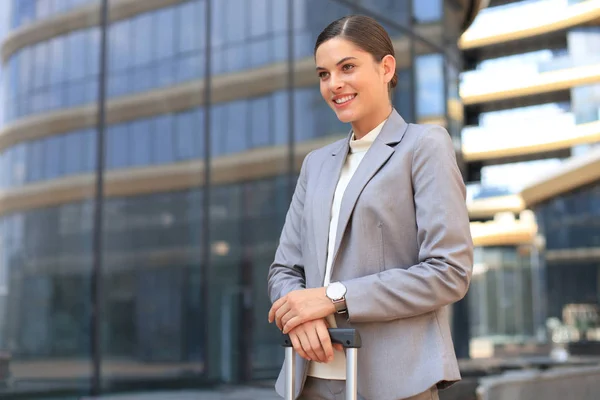 Retrato de mulher de negócios bem sucedida viajando com caso no aeroporto. Bela viagem feminina elegante com bagagem. — Fotografia de Stock