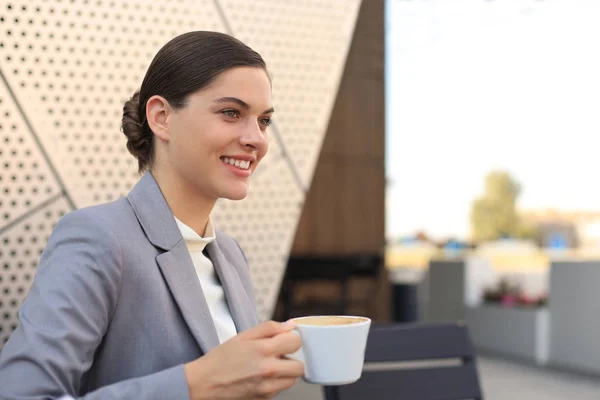 Portrait de jeune femme réussie avec ordinateur portable dans un café de rue. — Photo