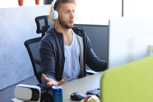 Young upset gamer playing online video games on computer and feel depressed. — Stock Photo, Image