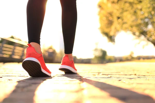 Pies de corredor corriendo por carretera primer plano en zapato, al aire libre al atardecer o al amanecer . — Foto de Stock