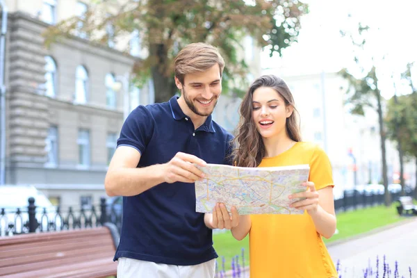 Imagen de pareja amorosa joven linda caminando al aire libre mientras sostiene el mapa . —  Fotos de Stock