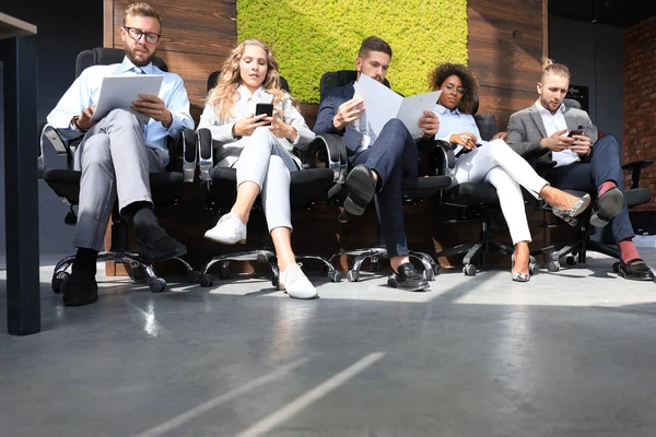 Moderni uomini d'affari in attesa di un colloquio di lavoro — Foto Stock