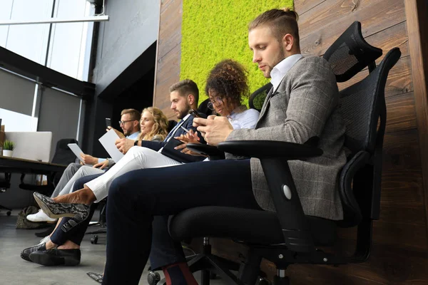 Gente de negocios moderna esperando entrevista de trabajo — Foto de Stock