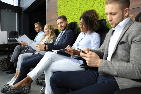 Moderni uomini d'affari in attesa di un colloquio di lavoro — Foto Stock