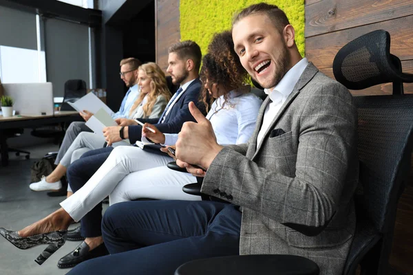 Moderni uomini d'affari in attesa di un colloquio di lavoro — Foto Stock