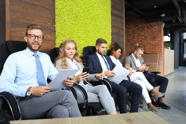 Gente de negocios moderna esperando entrevista de trabajo — Foto de Stock