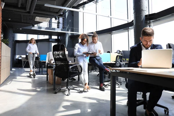 Група щасливих прогресивних бізнесменів, які працюють над стартапом разом у творчому офісі — стокове фото