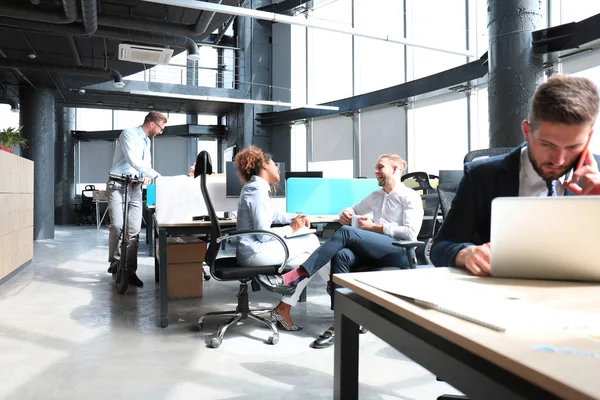 Grupo de empresarios progresistas felices que trabajan juntos en startup en la oficina creativa —  Fotos de Stock