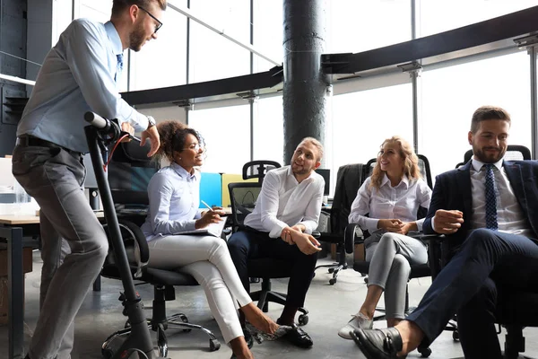 Grupo de empresarios progresistas felices que trabajan juntos en startup en la oficina creativa — Foto de Stock