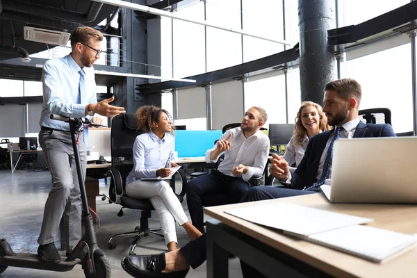 Groupe de gens d'affaires heureux et progressistes qui travaillent ensemble sur le démarrage au bureau créatif — Photo