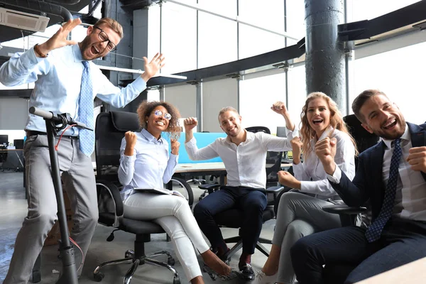 Groep van gelukkige progressieve zakenmensen die samenwerken bij het opstarten op creatief kantoor — Stockfoto