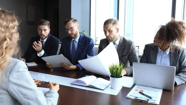 Entretien d'embauche avec l'employeur, homme d'affaires écouter les réponses des candidats. — Photo