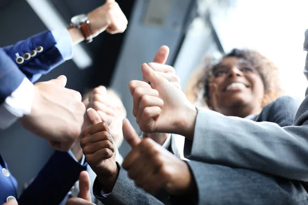 Primer plano retrato de la gente de negocios dando pulgares hacia arriba . — Foto de Stock