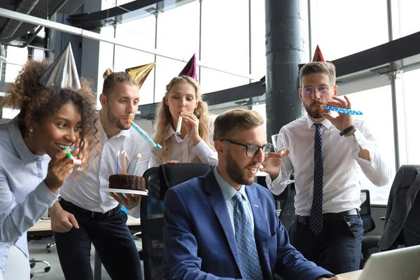 Echipa de afaceri sărbătorește o zi de naștere a colegiului în biroul modern — Fotografie, imagine de stoc