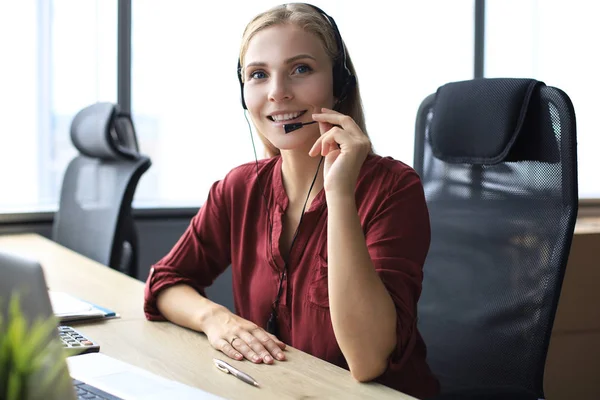 Bella call center lavoratore in cuffie sta lavorando presso l'ufficio moderno — Foto Stock