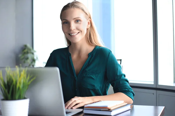 Bella donna d'affari in abbigliamento casual intelligente che lavora sul computer portatile in ufficio — Foto Stock