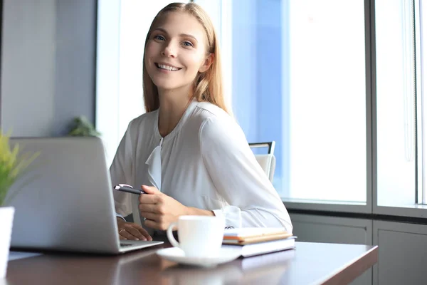 Belle femme d'affaires en tenue décontractée intelligente travaillant sur ordinateur portable dans le bureau — Photo