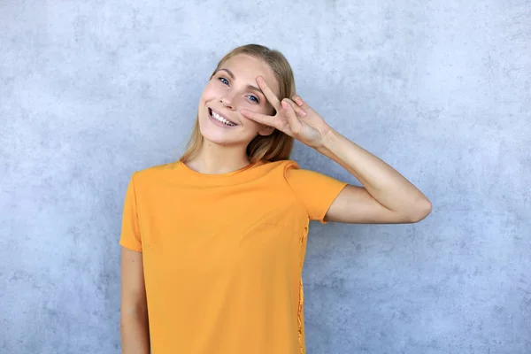 Portrait de sourire belle fille regardant la caméra sur fond gris — Photo