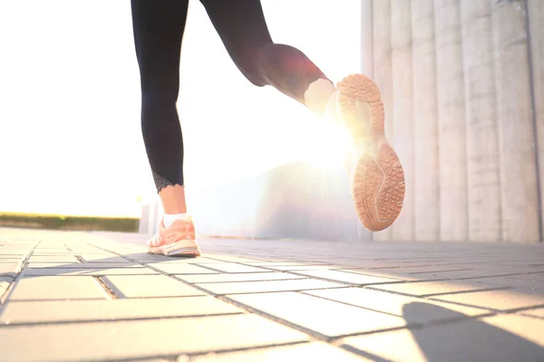 Runner voeten draait op de weg close-up op schoen, buiten bij zonsondergang of zonsopgang — Stockfoto