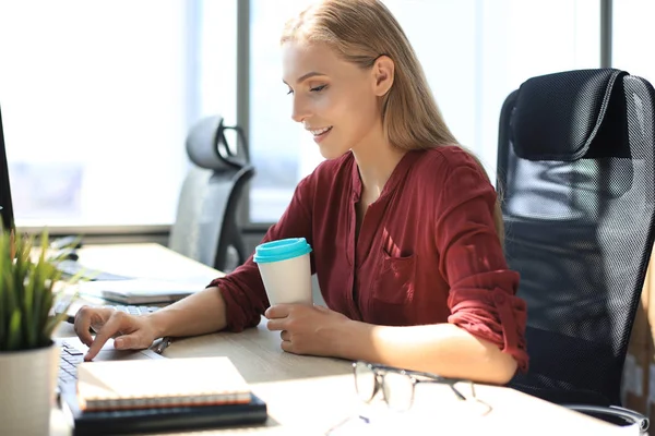 Mulher de negócios bonita em desgaste casual inteligente trabalhando no laptop no escritório — Fotografia de Stock