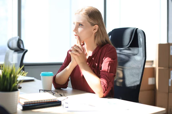Pensive iş kadını modern ofiste otururken elleri bağlı tutuyor — Stok fotoğraf