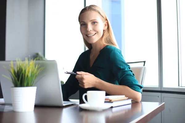 Mulher de negócios bonita em desgaste casual inteligente trabalhando no laptop no escritório — Fotografia de Stock