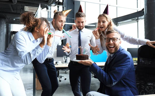 Business team viert een verjaardag van collega in het moderne kantoor — Stockfoto